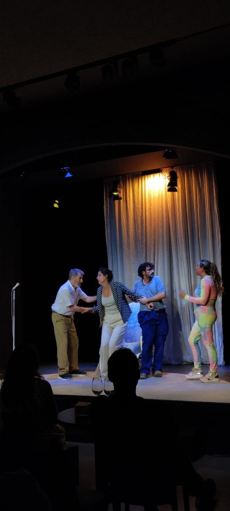 Escena de la obra Cambiaremos pañales según el BOE en Sala Negra