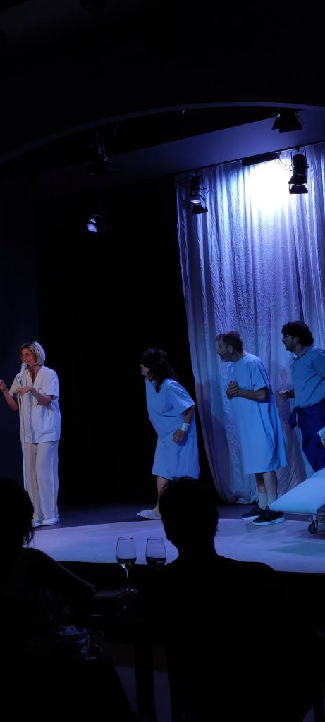Escena de la obra Cambiaremos pañales según el BOE en Sala Negra